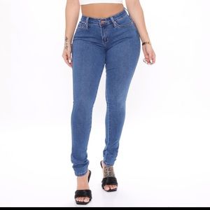 SUPER STRETCH FASHIONNOVA MIDRISE JEANS 👖